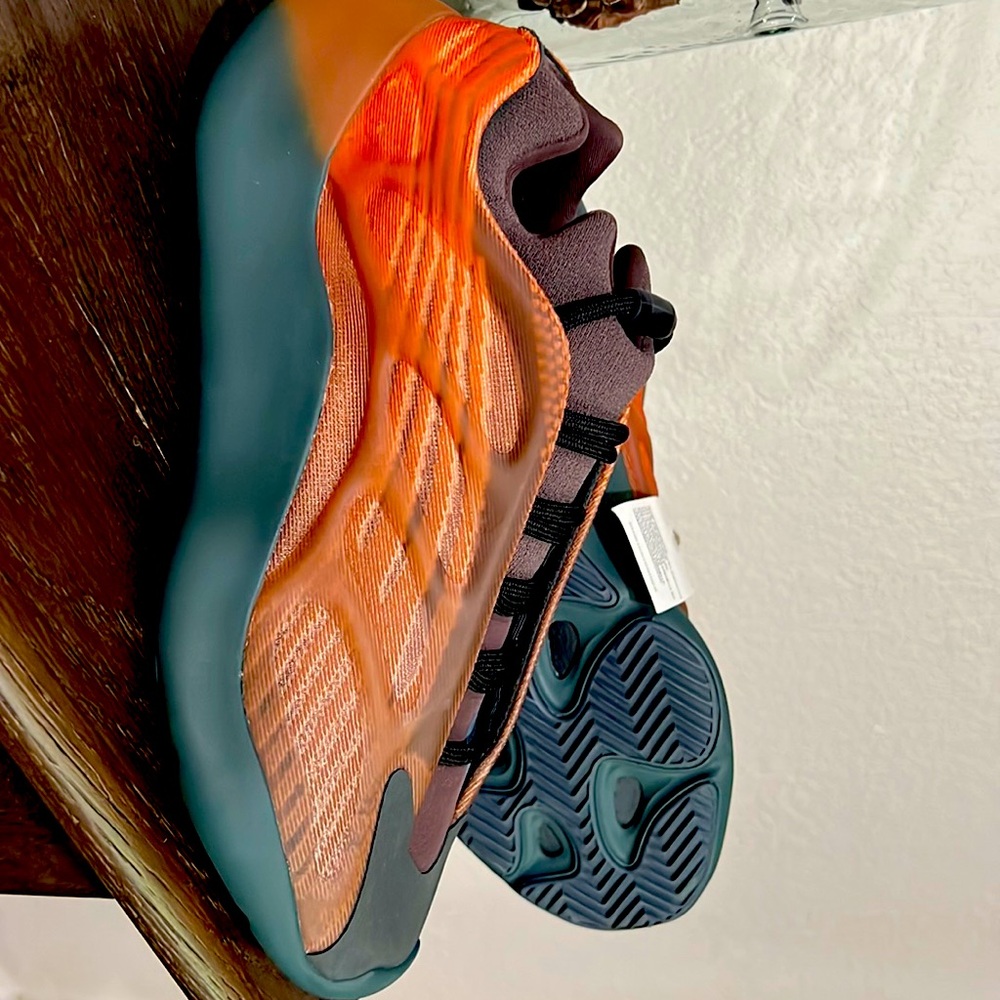 Yzy original 700 V3 NWT